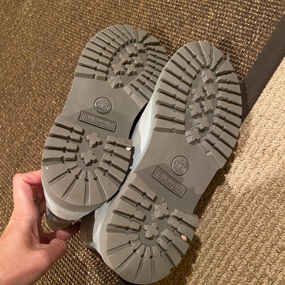 Timberland shoes for boys or girls, size 4. Color is light blue. Good condition - Picture 6 of 11